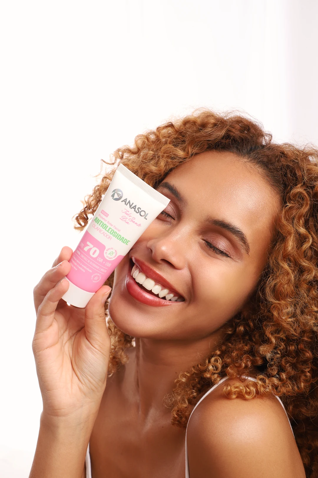 Mulher com o protetor Anasol Antioxidante Clareador FPS 70
